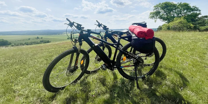 Romantický výlet: zapůjčení elektrokol na celý den a piknikový koš