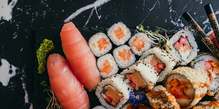Pestré sety 18–56 ks sushi s lososem, tuňákem či zeleninou i víno