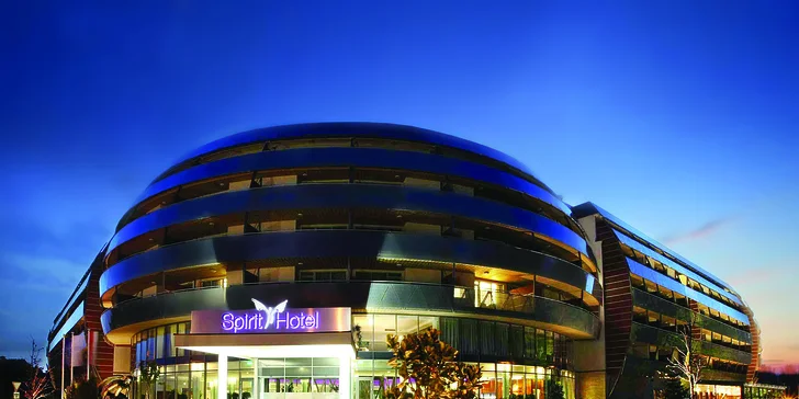5* luxus v Sárváru: neomezený wellness a 22 bazénů, pokoj s terasou a božská gastronomie