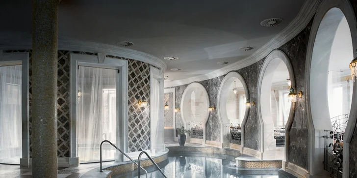 5* luxus v Sárváru: neomezený wellness a 22 bazénů, pokoj s terasou a božská gastronomie
