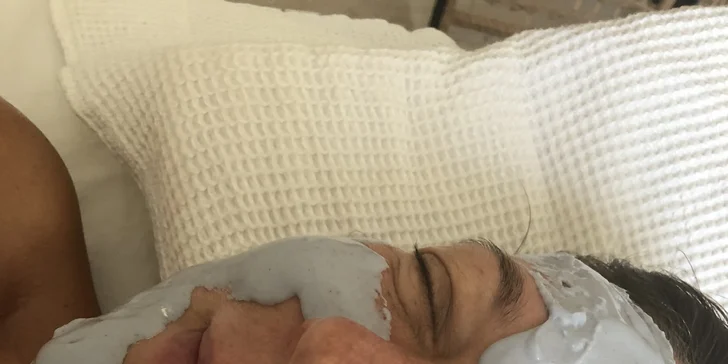 Masáž obličeje a dekoltu s alginátovou nebo luxusní zlatou maskou z 24 karátového zlata