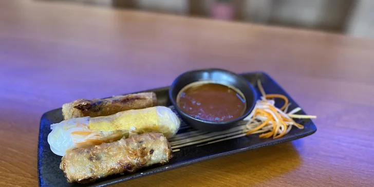 Asijské tříchodové menu: závitky, kachna a Bún Bò Nam Bộ i smažené ovoce