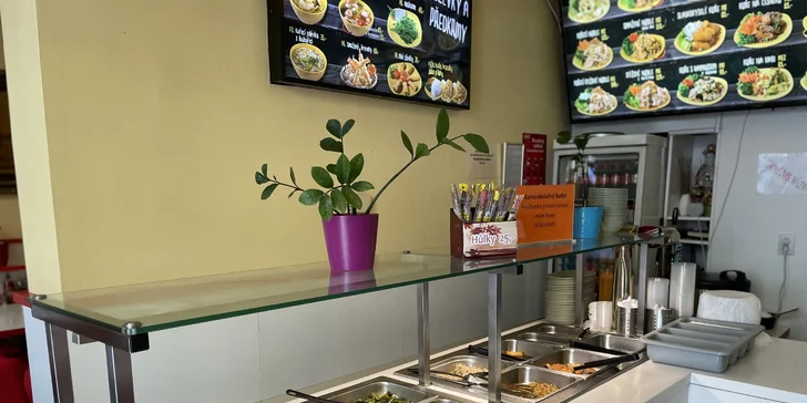 Asie pro dva: polévka, závitky a smažené krevety, nudle Pad Thai a kuřecí kari s rýží i nápoje