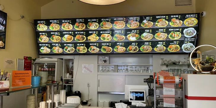 Vietnamský wok bufet: neomezený výběr na talíř plný chuti i polévka