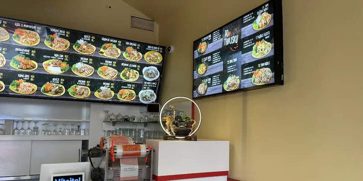 Vietnamský wok bufet: neomezený výběr na talíř plný chuti i polévka