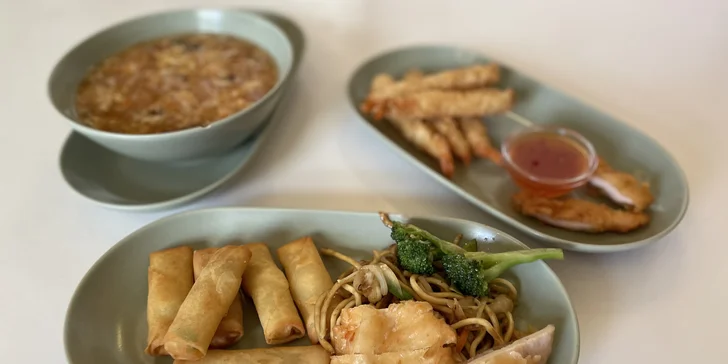 Vietnamský wok bufet: neomezený výběr na talíř plný chuti i polévka
