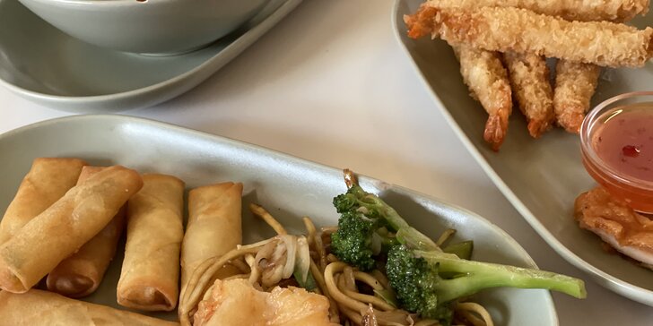 Vietnamský wok bufet: neomezený výběr na talíř plný chuti i polévka