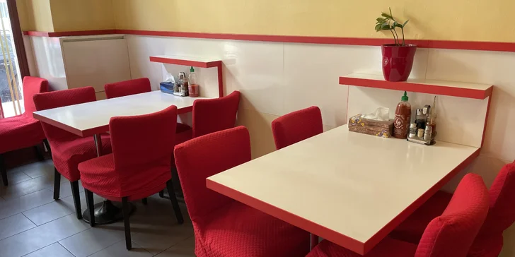 Vietnamský wok bufet: neomezený výběr na talíř plný chuti i polévka