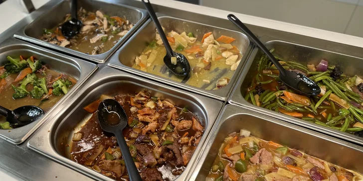 Vietnamský wok bufet: neomezený výběr na talíř plný chuti i polévka