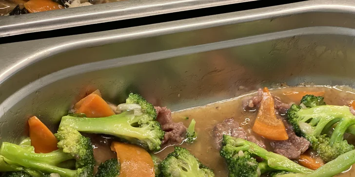 Vietnamský wok bufet: neomezený výběr na talíř plný chuti i polévka