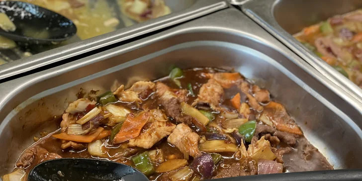 Vietnamský wok bufet: neomezený výběr na talíř plný chuti i polévka