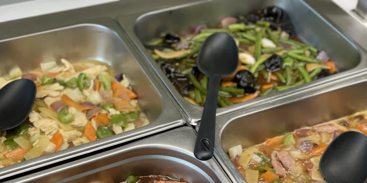 Vietnamský wok bufet: neomezený výběr na talíř plný chuti i polévka