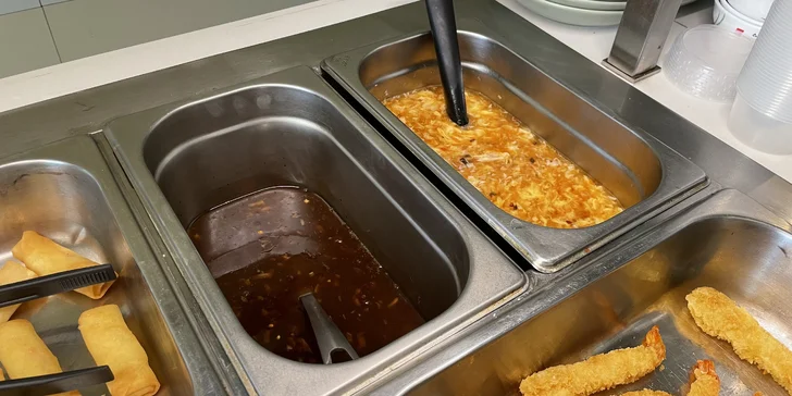 Vietnamský wok bufet: neomezený výběr na talíř plný chuti i polévka