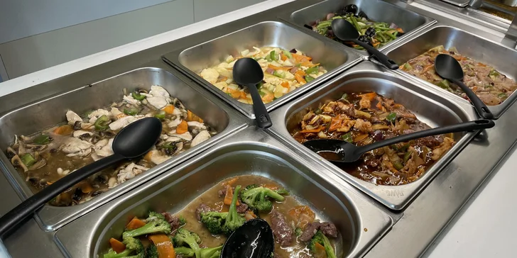 Vietnamský wok bufet: neomezený výběr na talíř plný chuti i polévka