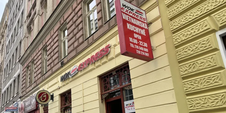 Vietnamský wok bufet: neomezený výběr na talíř plný chuti i polévka