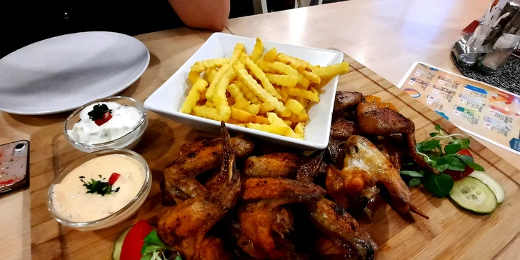 Pořádná nálož kuřecích křídel i s hranolky a hodina bowlingu až pro 8 hráčů