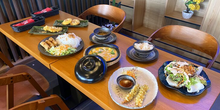Tříchodová Asie pro dva: salát nebo krevety, závitky s nudlemi či kuřecí kari s rýží a smažené ovoce