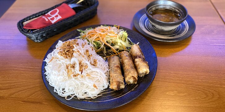 Tříchodová Asie pro dva: salát nebo krevety, závitky s nudlemi či kuřecí kari s rýží a smažené ovoce