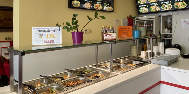 Vietnamský wok bufet: neomezený výběr na talíř plný chuti i polévka