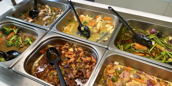 Vietnamský wok bufet: neomezený výběr na talíř plný chuti i polévka