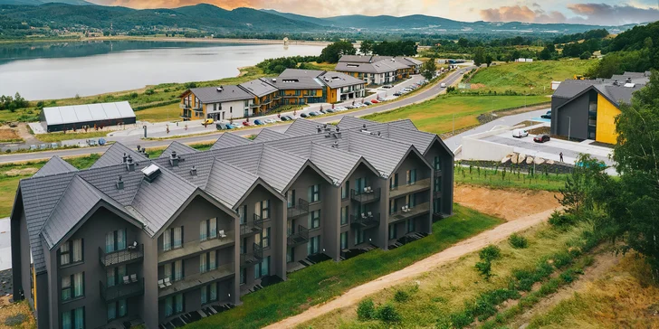 Pobyt v polských Krkonoších: apartmány u jezera Sosnówka, snídaně či polopenze a wellness