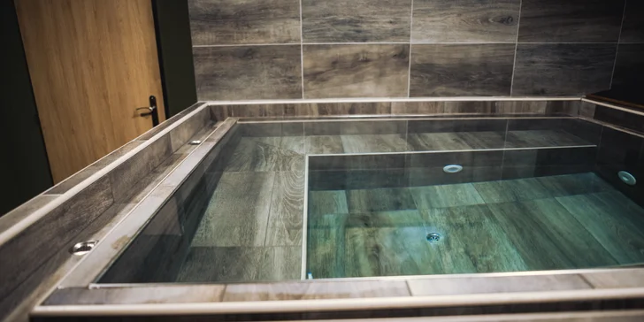 2hod. veřejný vstup do japonského wellness: vyhřívaný bazén, sauna, bar s lucernami a bambusem aj.