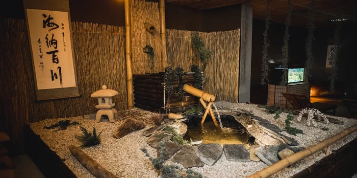 2hod. veřejný vstup do japonského wellness: vyhřívaný bazén, sauna, bar s lucernami a bambusem aj.