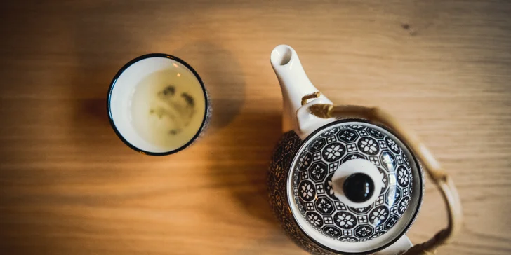 2hod. veřejný vstup do japonského wellness: vyhřívaný bazén, sauna, bar s lucernami a bambusem aj.