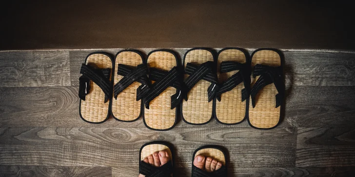 2hod. veřejný vstup do japonského wellness: vyhřívaný bazén, sauna, bar s lucernami a bambusem aj.