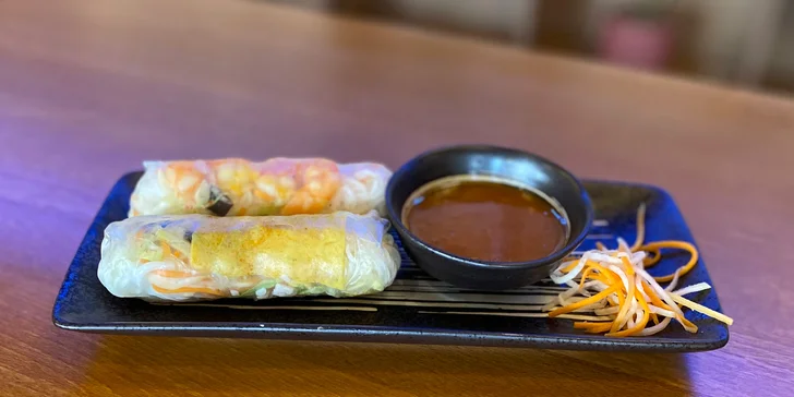 Asijské menu pro dva: závitky nebo knedlíčky, kachna na dva způsoby a smažené ovoce