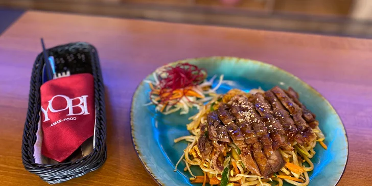Asijské menu pro dva: závitky nebo knedlíčky, kachna na dva způsoby a smažené ovoce