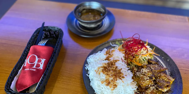 Asijské menu pro dva: závitky nebo knedlíčky, kachna na dva způsoby a smažené ovoce