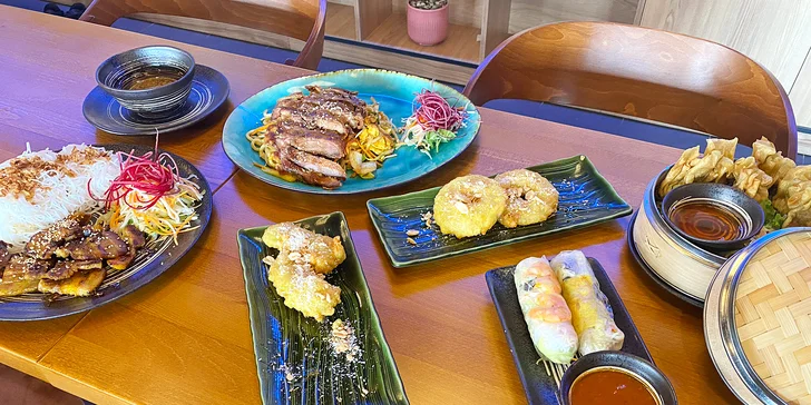 Asijské menu pro dva: závitky nebo knedlíčky, kachna na dva způsoby a smažené ovoce
