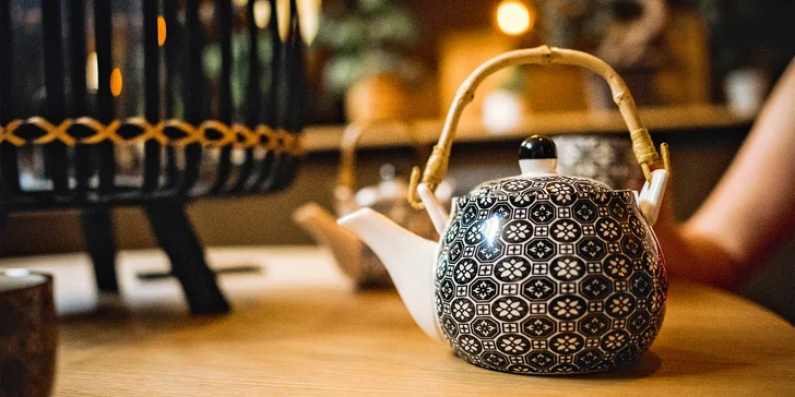 2hod. veřejný vstup do japonského wellness: vyhřívaný bazén, sauna, bar s lucernami a bambusem aj.