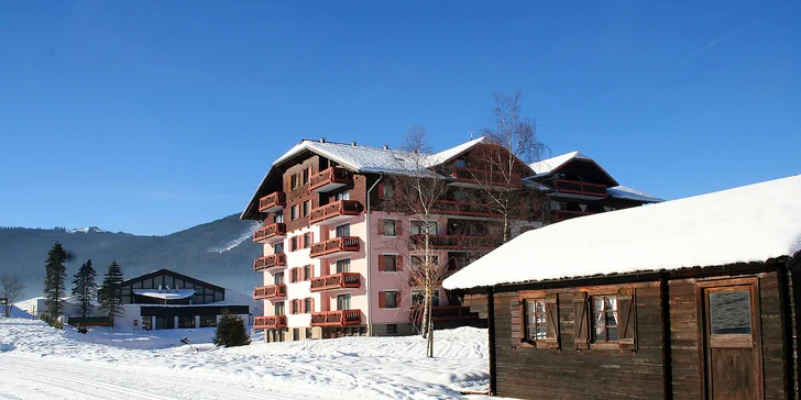 Zimní dovolená v regionu Dachstein West: polopenze, wellness, 2 km od skiareálu, děti zdarma