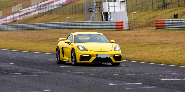 Jízda v Porsche, BMW či Toyotě GR Yaris na okruhu v Hradci Králové
