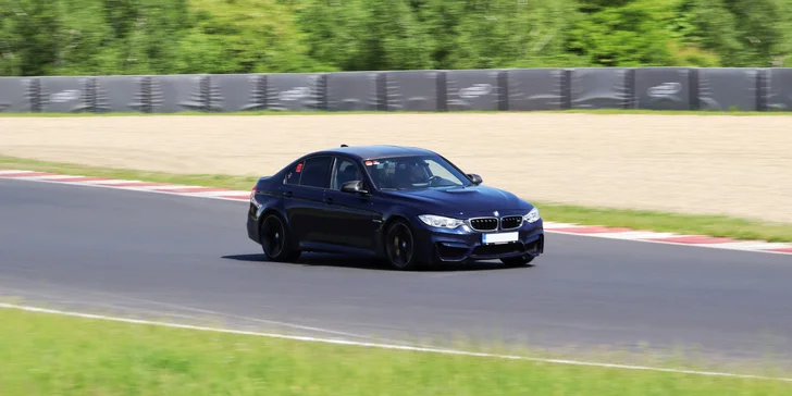 Jízda v Porsche, BMW či Toyotě GR Yaris na okruhu v Hradci Králové