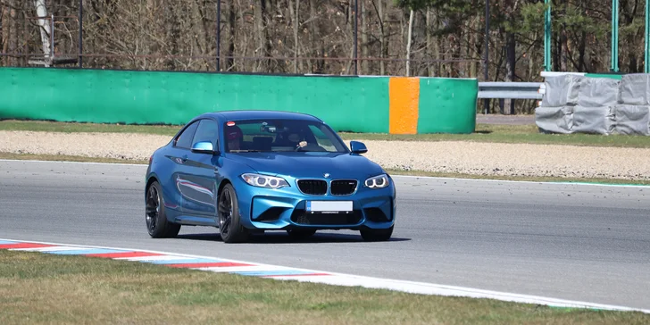 Jízda v Porsche, BMW či Toyotě GR Yaris na okruhu v Hradci Králové