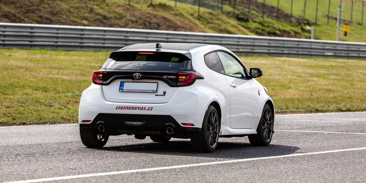 Jízda v Porsche, BMW či Toyotě GR Yaris na okruhu v Hradci Králové