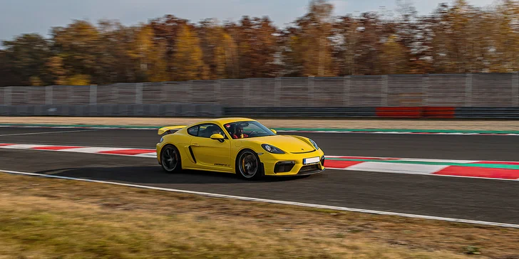 Jízda v Porsche, BMW či Toyotě GR Yaris na okruhu v Hradci Králové