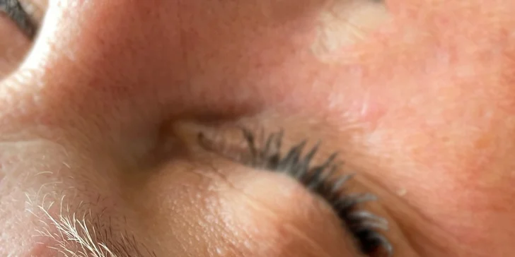 Permanentní make-up: obočí, oční linky i rty pomocí různých metod