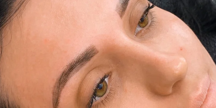 Permanentní make-up obočí pudrovou metodou a i make-up horních očních linek, až na 3-5 let