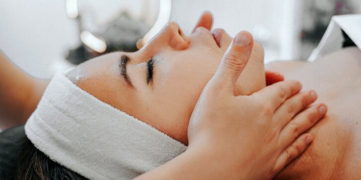 Záda bez bolesti i krásná pleť: masáž obličeje a hloubková masáž zad v délce 50-60 minut