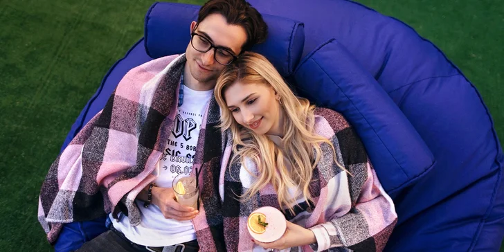 VIP romantika ve střešním kině: jen vy dva, film na přání, víno, vodní dýmka a popcorn