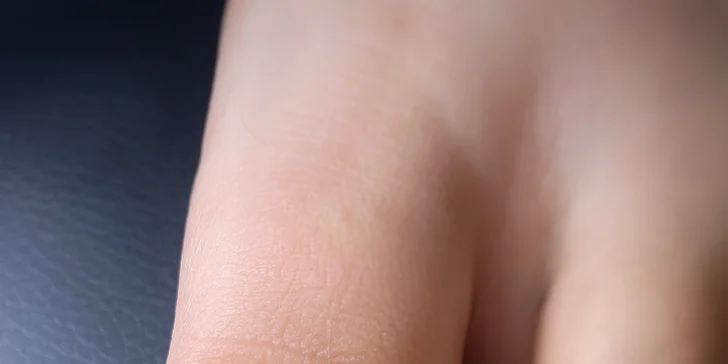 Krásné nehty s profi manikúrou a pedikúrou: gel lak i spa péče s parafínem a peelingem