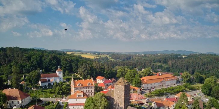 Pobyt v rustikálním hotelu z roku 1813 v historickém centru Týnce: snídaně i rodinná vstupenka na hrad