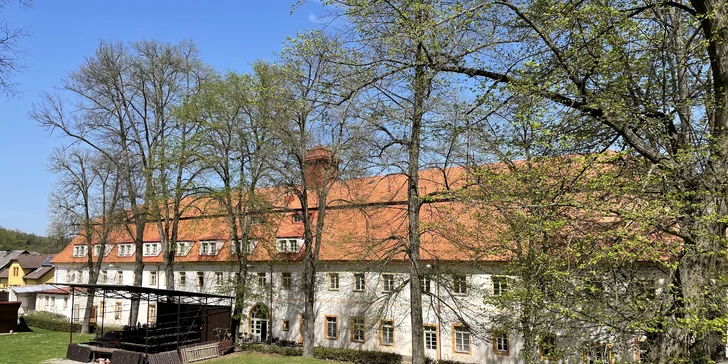 Pobyt v rustikálním hotelu z roku 1813 v historickém centru Týnce: snídaně i rodinná vstupenka na hrad