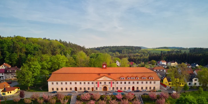 Pobyt v rustikálním hotelu z roku 1813 v historickém centru Týnce: snídaně i rodinná vstupenka na hrad