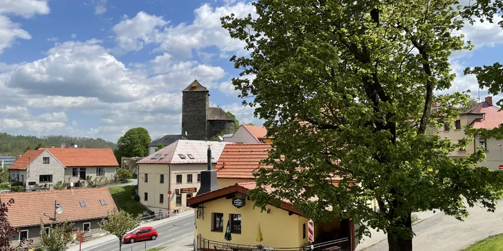 Pobyt v rustikálním hotelu z roku 1813 v historickém centru Týnce: snídaně i rodinná vstupenka na hrad