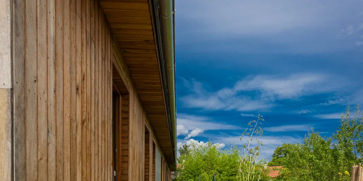 Komfort v sepětí s přírodou Polabí: domek s noclehem až pro 14 osob, biotop i sauna